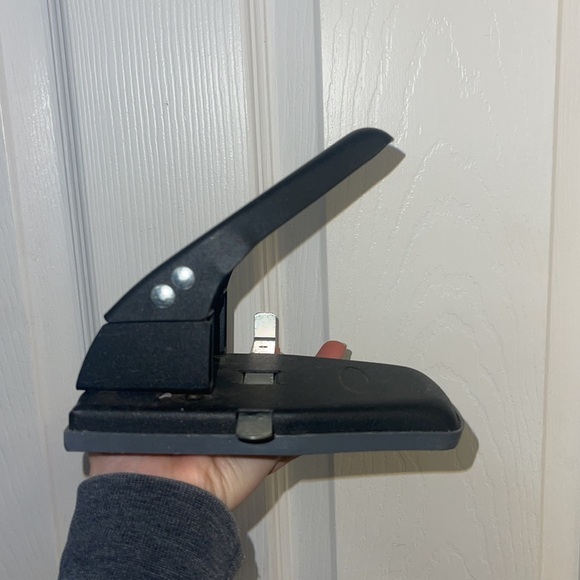 Swingline two hole punch - Picture 4 of 7